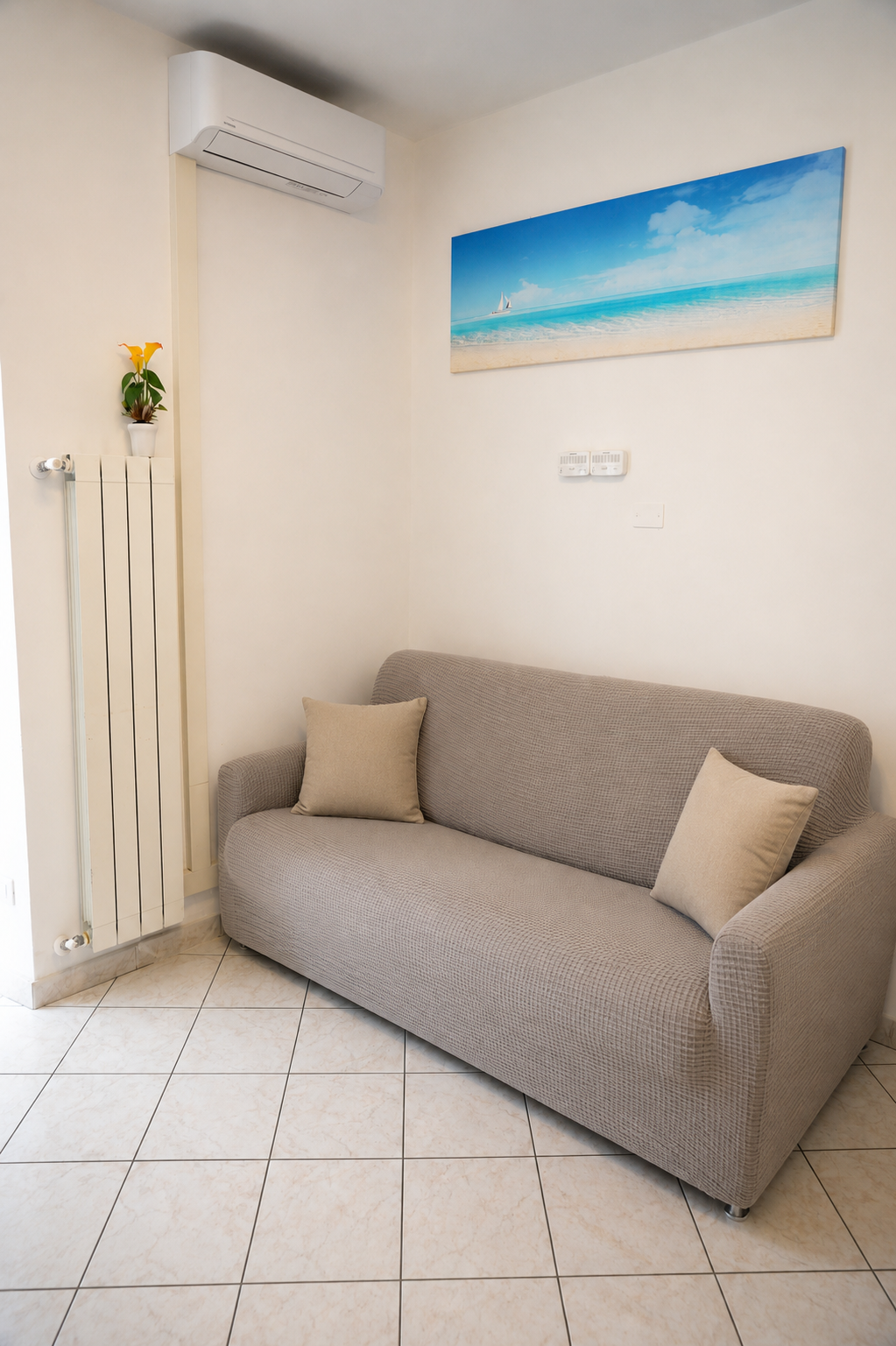 “Zona living moderna con 2 comodi divani letto matrimoniali”