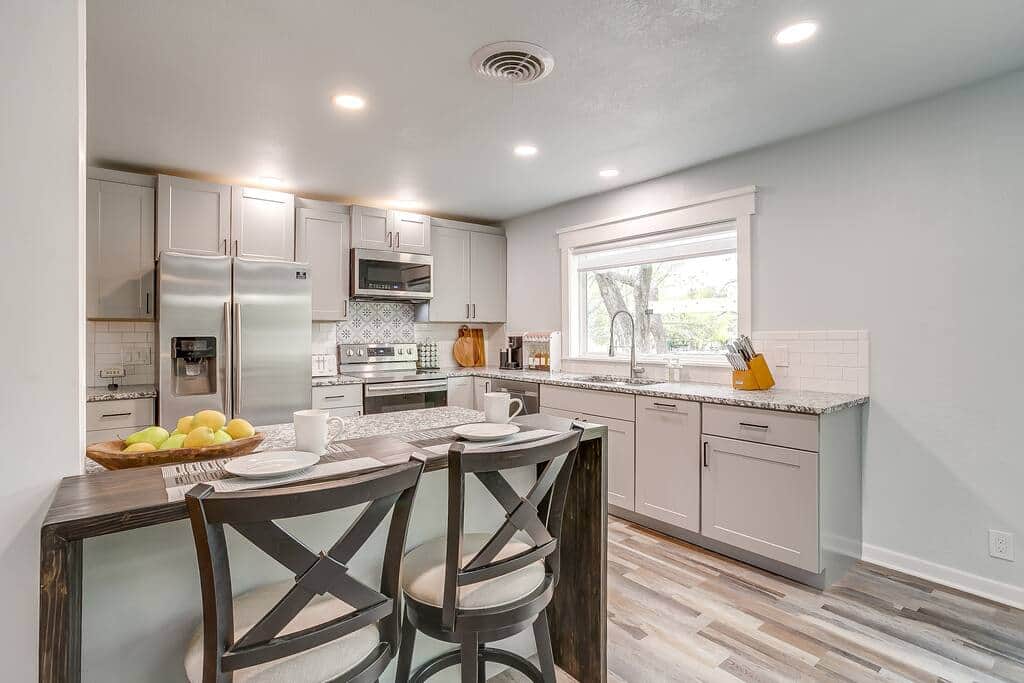 Kitchen with breakfast bar