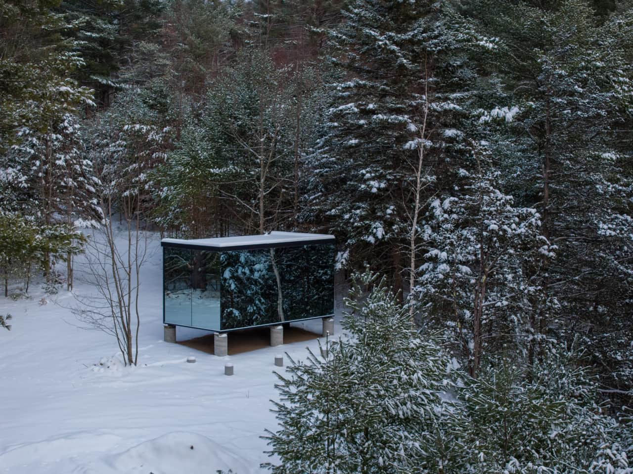 ÖÖD Seven Cedars at Jay Scandinavian mirror glass cabin