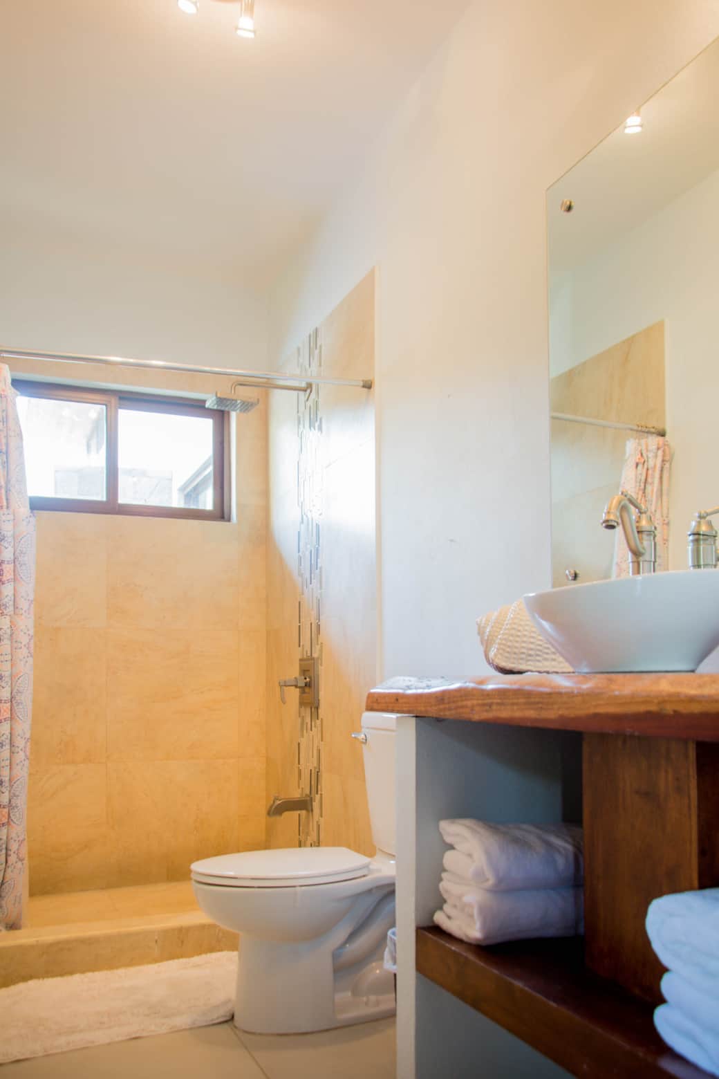 Guest bathroom 3 / Hall entry