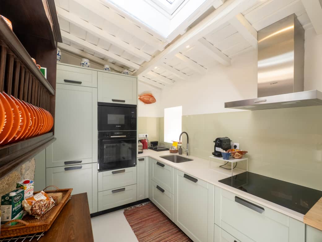 The light, airy kitchen is fully equipped with high-quality Bosch appliances.