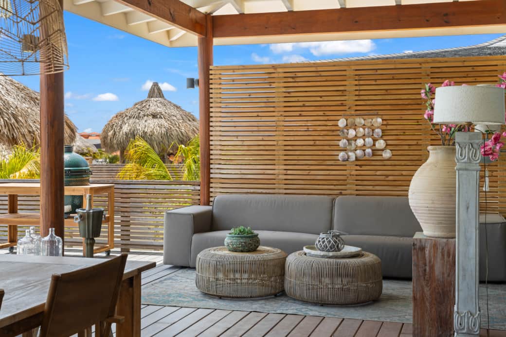 Relaxation area to the left of the villa