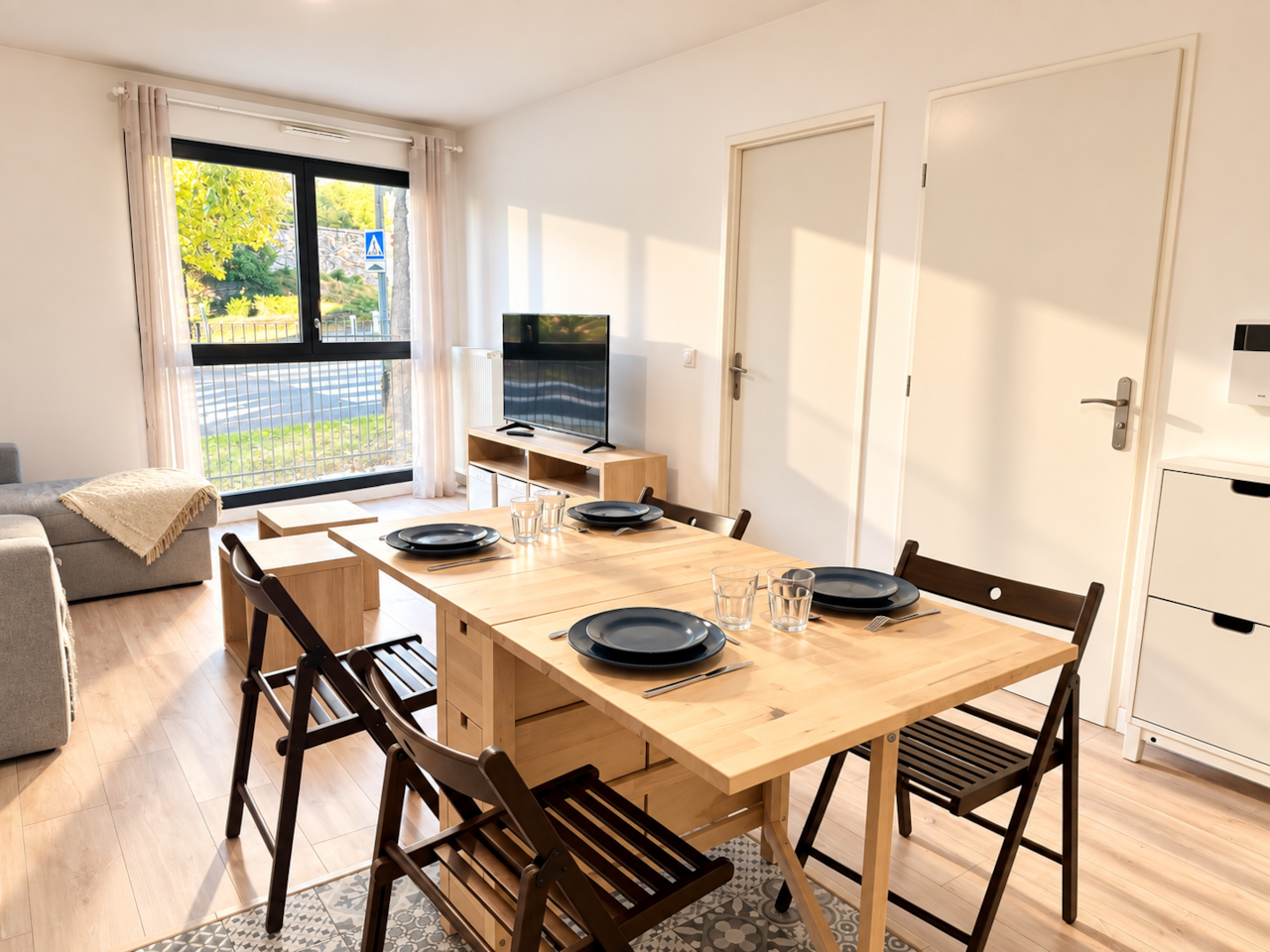 Salle à manger scandinave baignée de lumière (1)