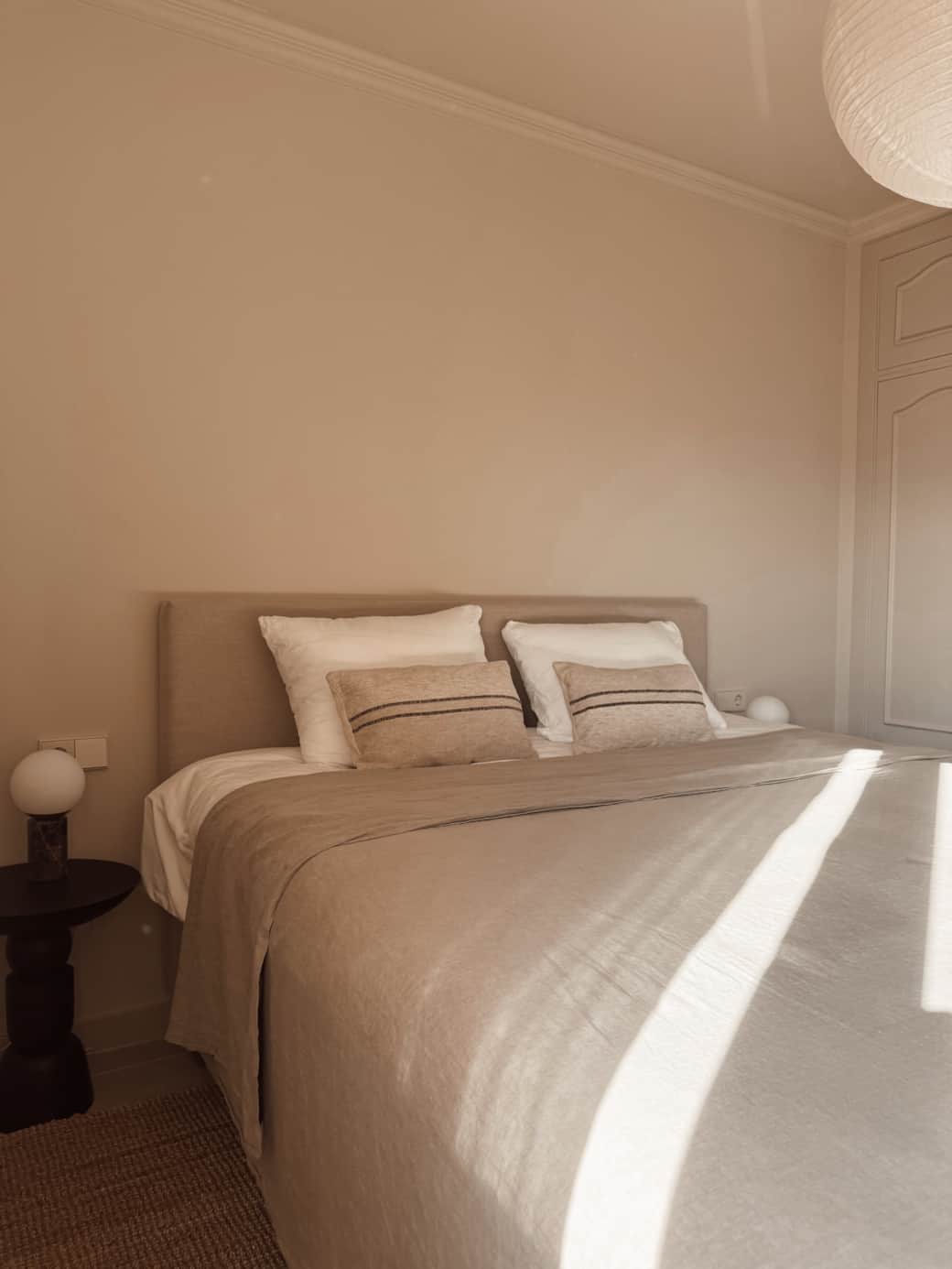 Slaapkamer met king-size bed (210x180), airco en ruime kledingkast.