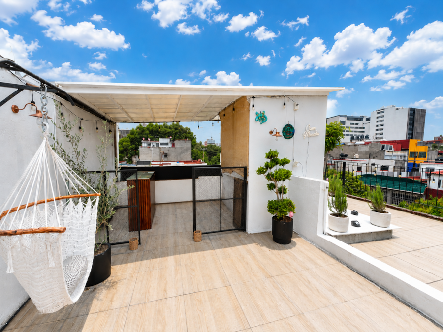 Vista de los techos de Roma Norte desde la terraza privada de Casa M&eacute;rida