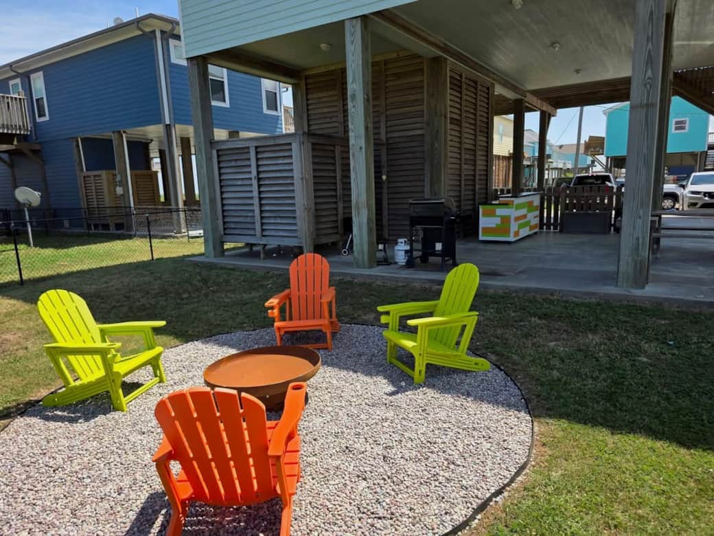Lively outdoor space to enjoy with friends and family! Lively outdoor space to enjoy with friends and family!