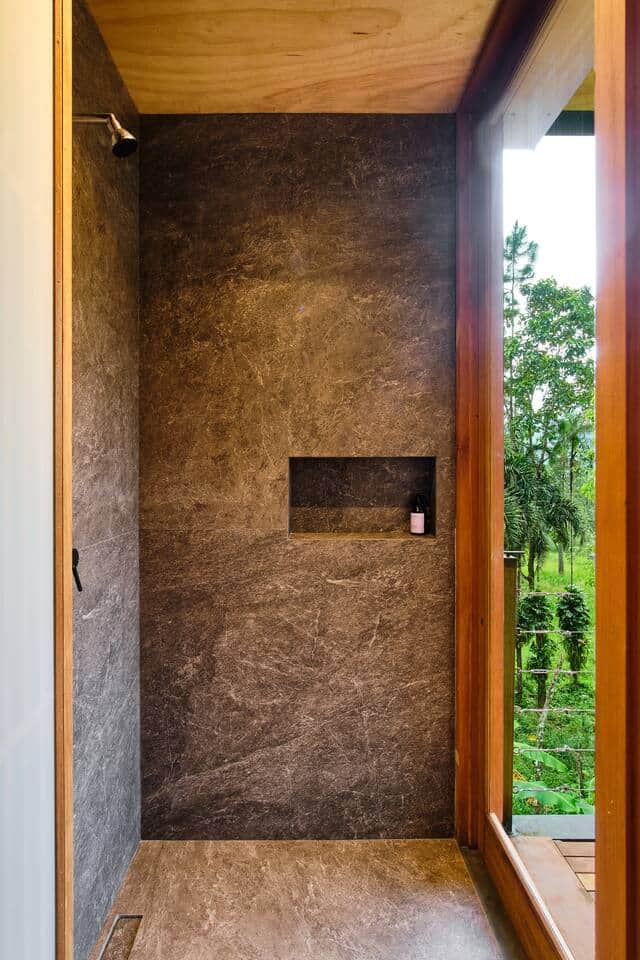 Tomar um banho com vista para a Mata Atlântica é maravilhoso