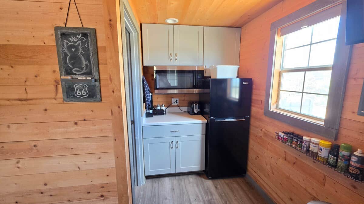 Kitchenette with everything you need for a comfortable stay.