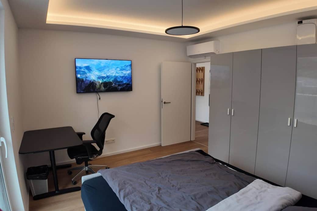 Schlaftzimmer mit Queen-Size-Bett, Schreibti