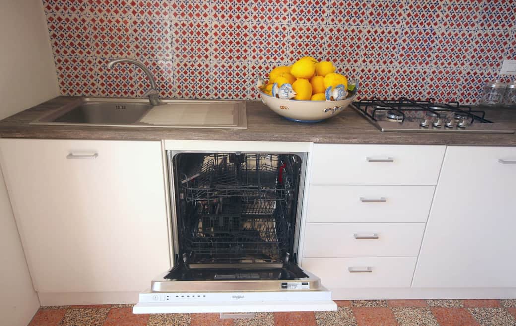 Dettaglio cucina con lavastoviglie e piano cottura, comfort moderni in villa eoliana. Dettaglio cucina con lavastoviglie e piano cottura, comfort moderni in villa eoliana.