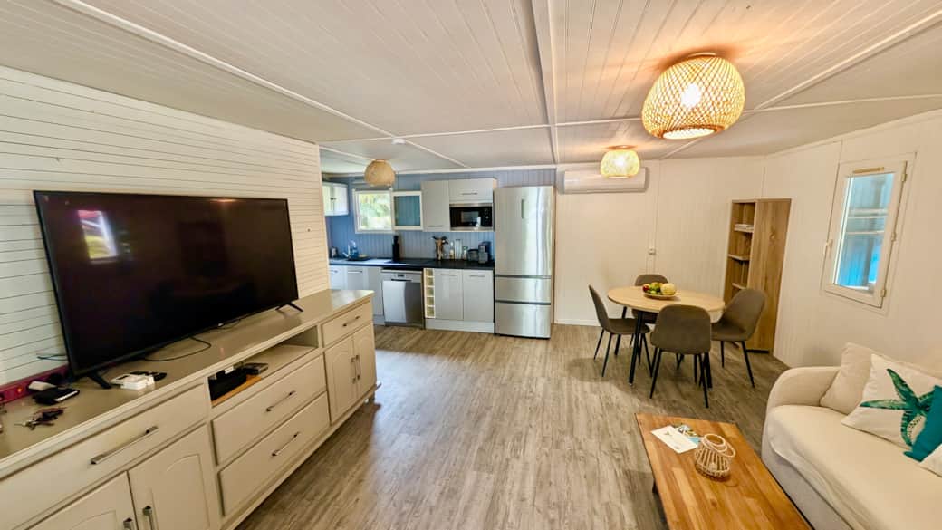 Le salon intérieur climatisé de la villa Botanica. Tv et wifi.