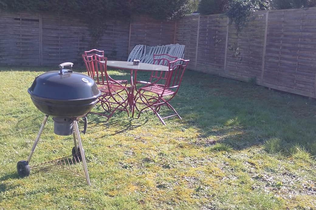 JARDIN DE 90 M2
SALON DE JARDIN
BARBECUE
PARTIELLEMENT CLOTURE