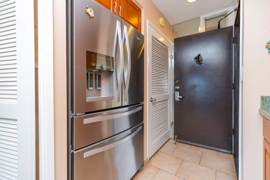 Fully equipped kitchen & laundry
