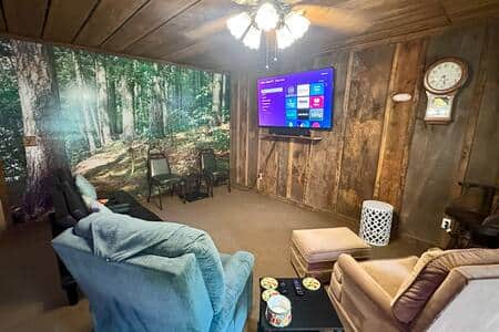 Family Rm w/75” Roku TV