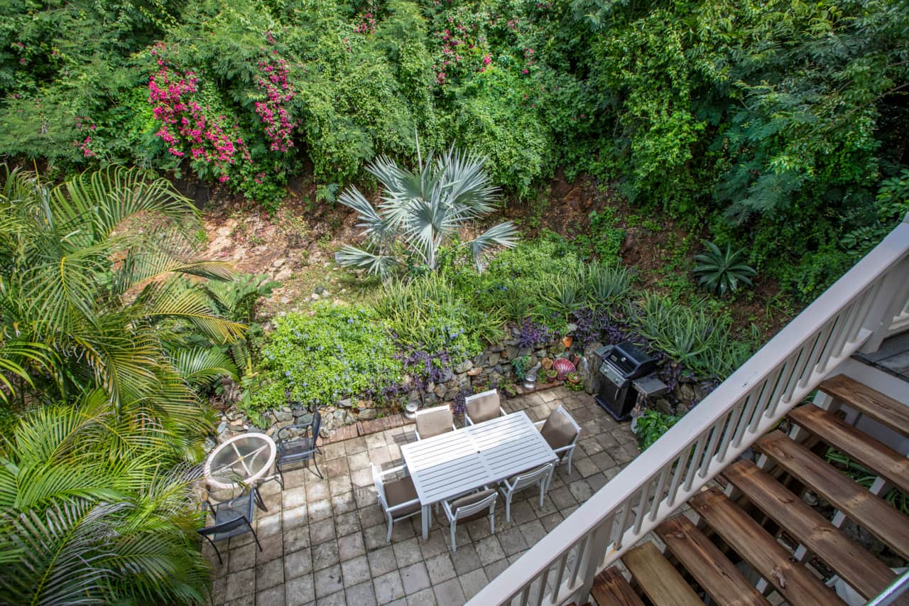 Share garden area/ grill