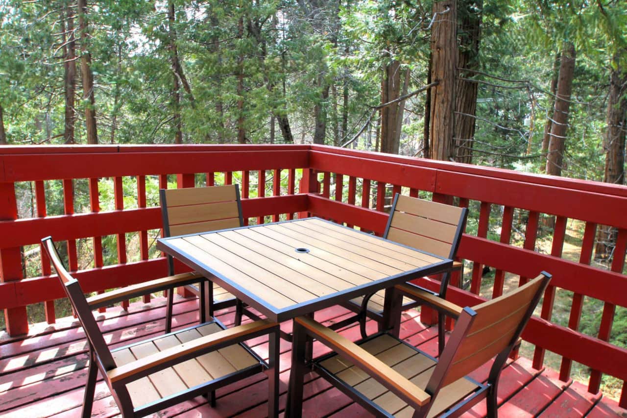Ready for outdoor dining? The deck offers lounging in the treetops!