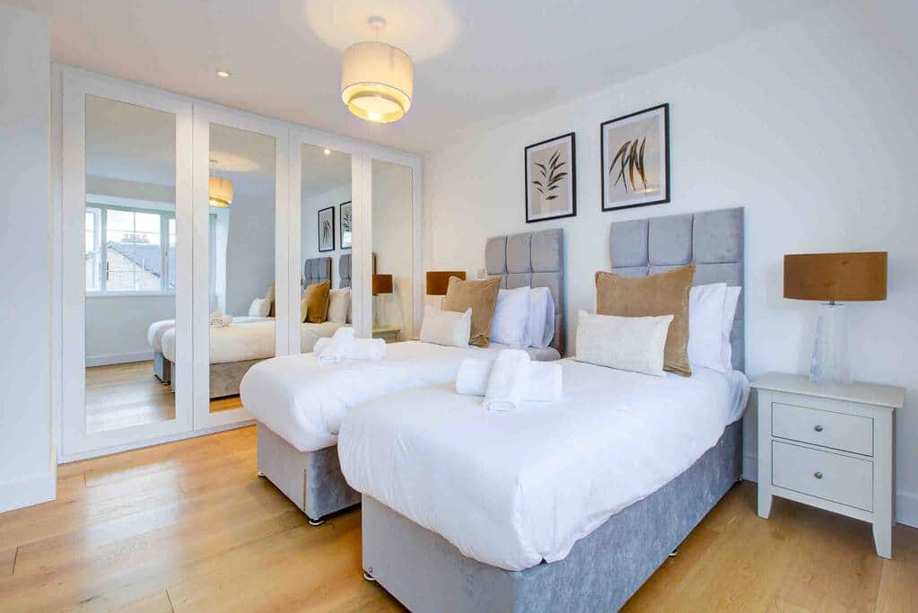 Bedroom 2 with Smart TV Bedroom 2 with Smart TV