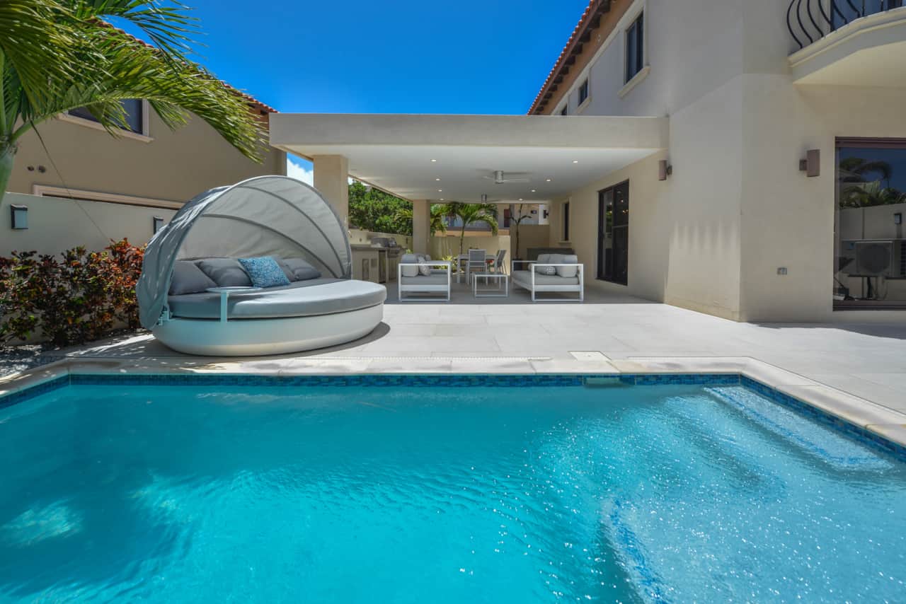 Private pool and daybed