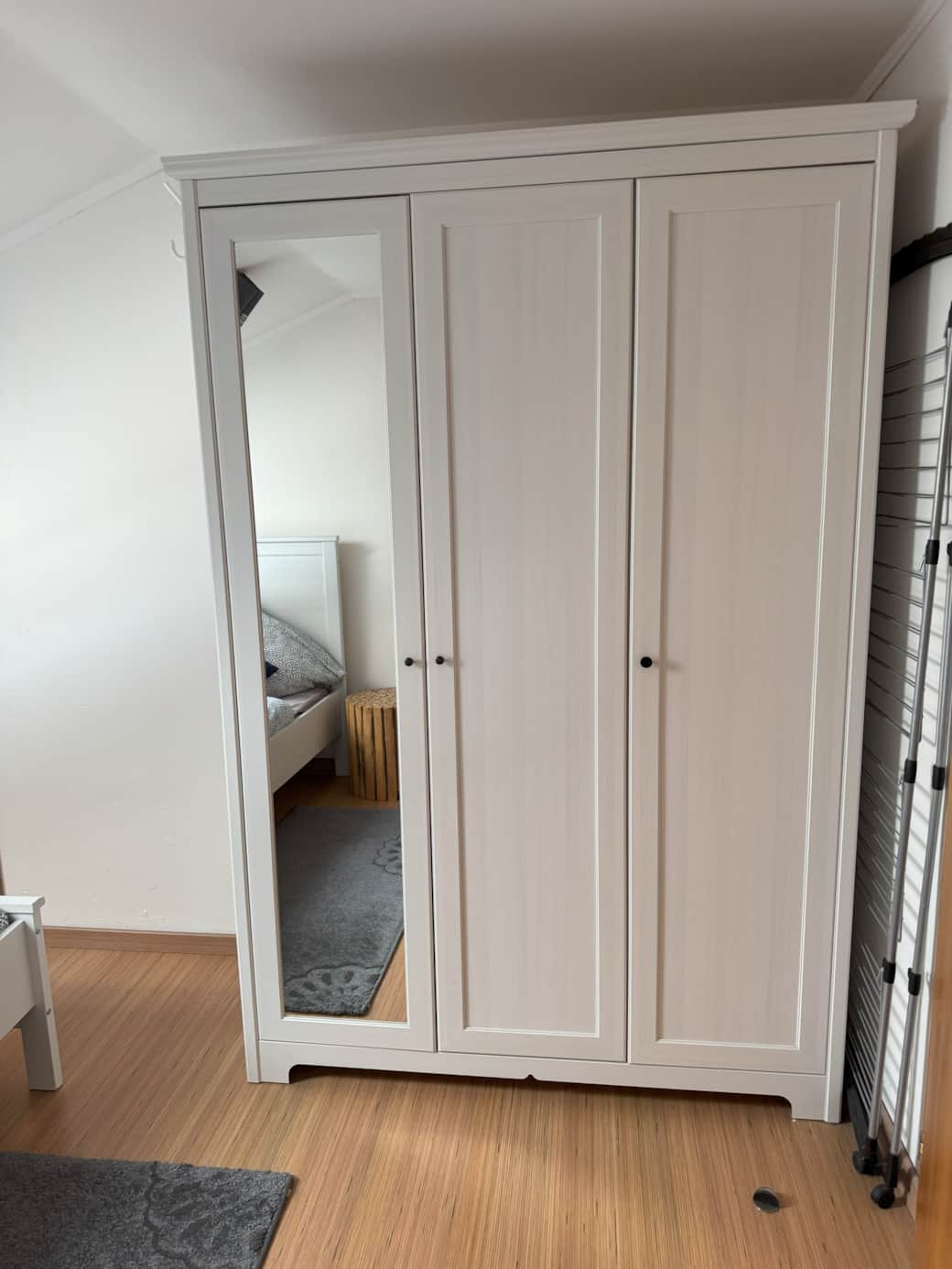 Schlafzimmer, Schlafzimmerschrank mit Kleiderbügel, Wäscheständer
