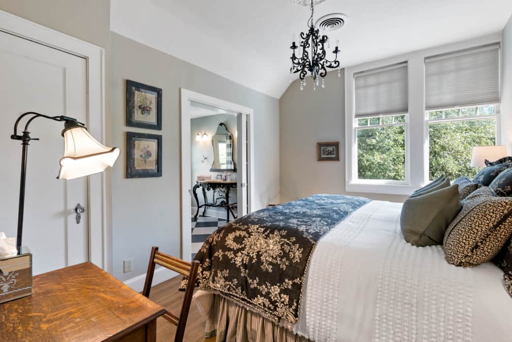 601 E 30th -41 Midnight Express Suite