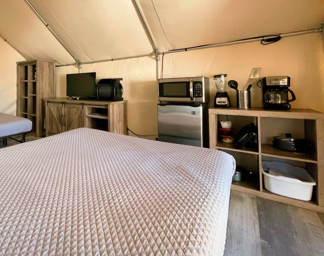 Comes with microwave, mini-fridge, blender, coffee maker, TV, and DVD player. Comes with microwave, mini-fridge, blender, coffee maker, TV, and DVD player.