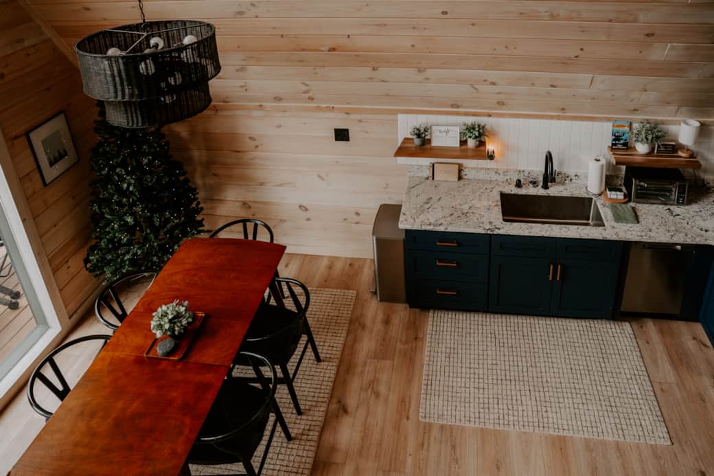 Share breakfast or dinner with seating for 6 and a beautiful mountain backdrop Share breakfast or dinner with seating for 6 and a beautiful mountain backdrop