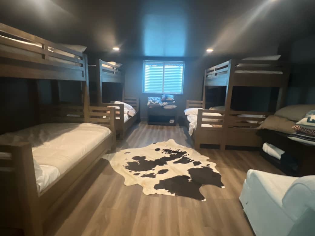 Bunk Room Basement (3 bunk beds - Singles over Queens)