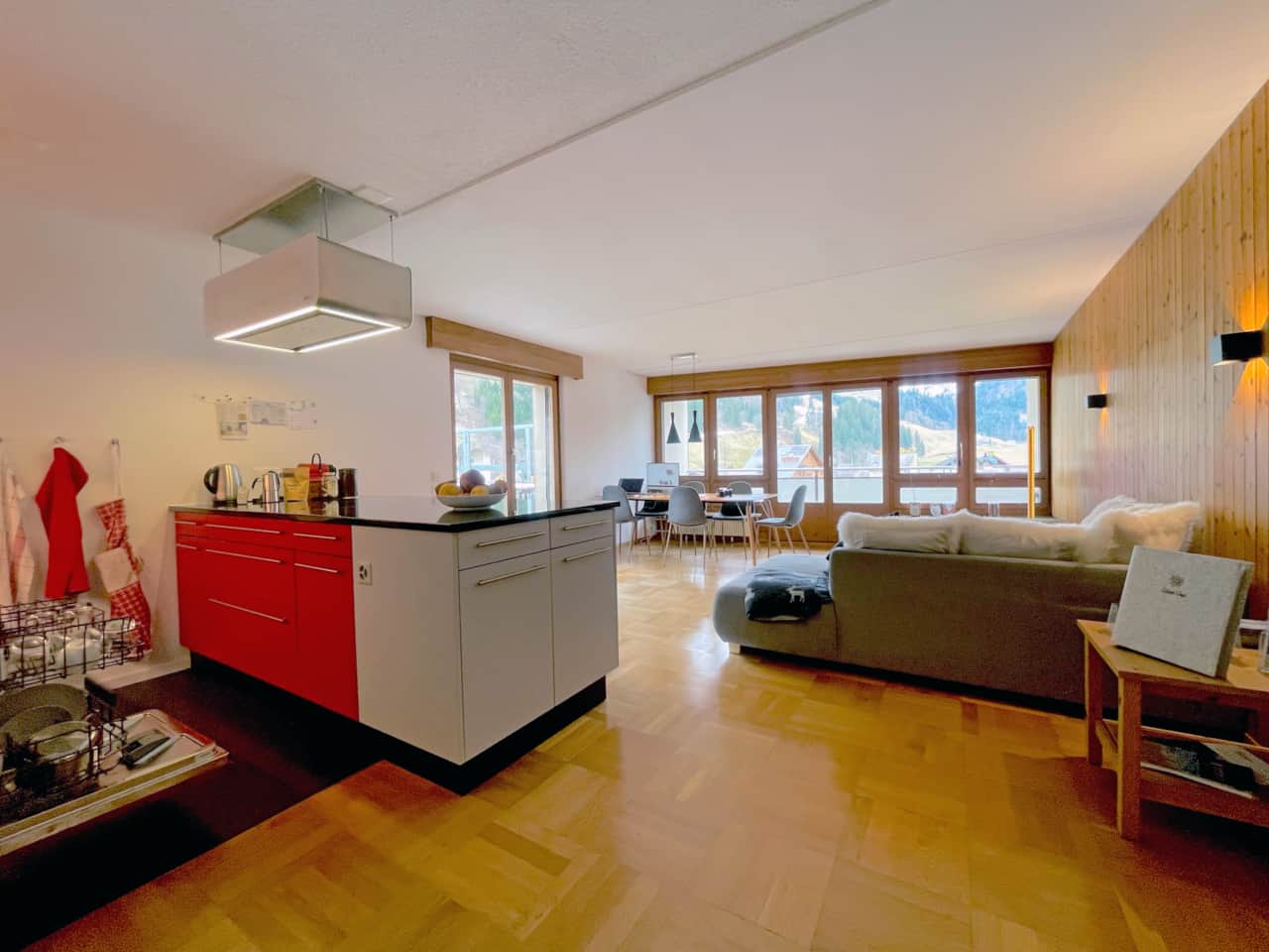 Cozy living room in the Titlis Lodge Engelberg, with a view of the Swiss Alps.
