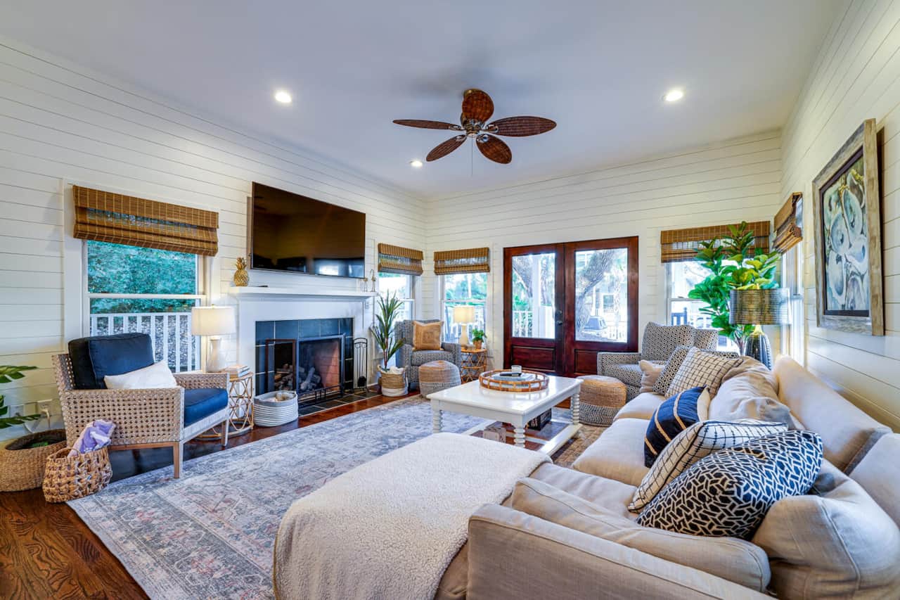 Modern Comfortable Living Room!