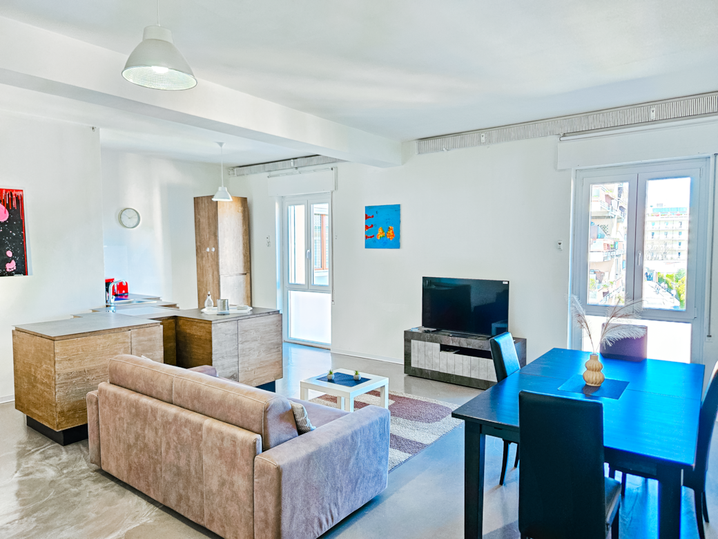 Offener Wohn- und Küchenbereich im Zentrum von Desenzano Offener Wohn- und Küchenbereich im Zentrum von Desenzano