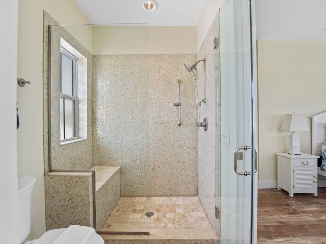 Aqua House King Bedroom with Balcony Bath