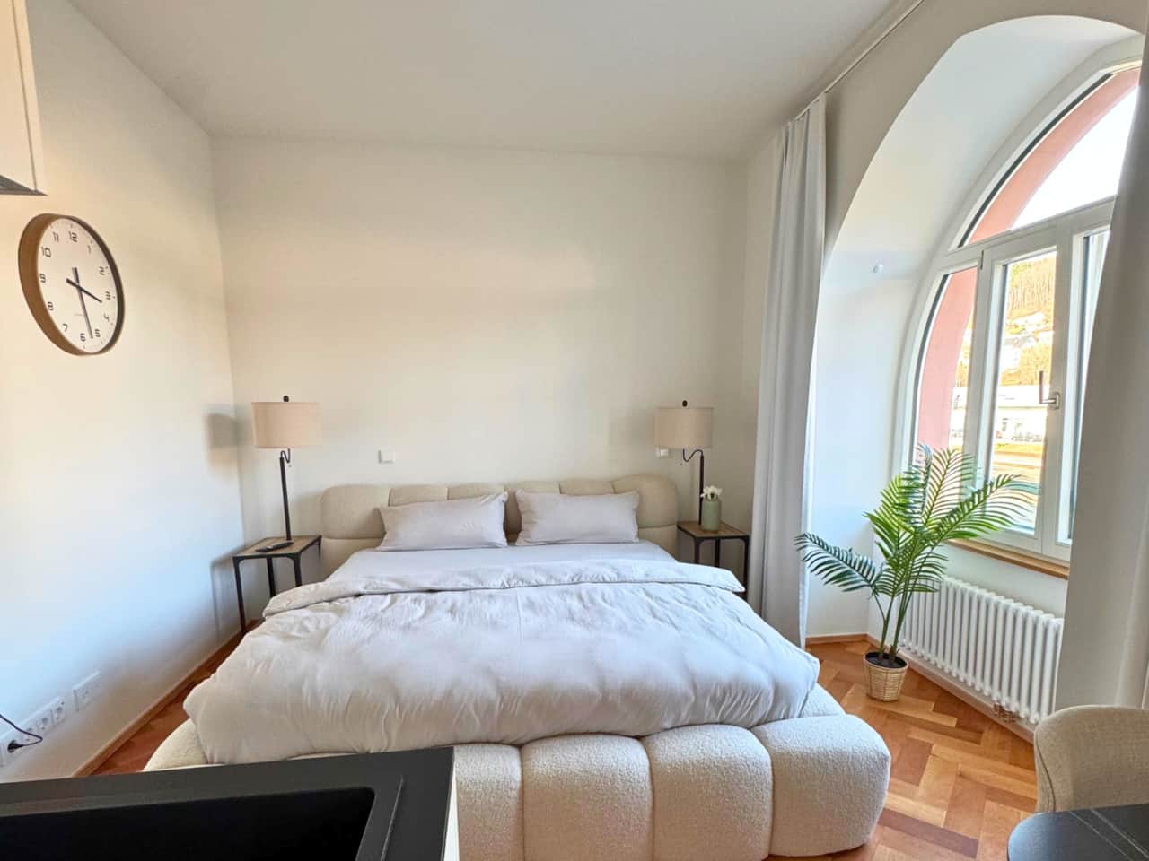 Bett mit schöner Fenstersicht