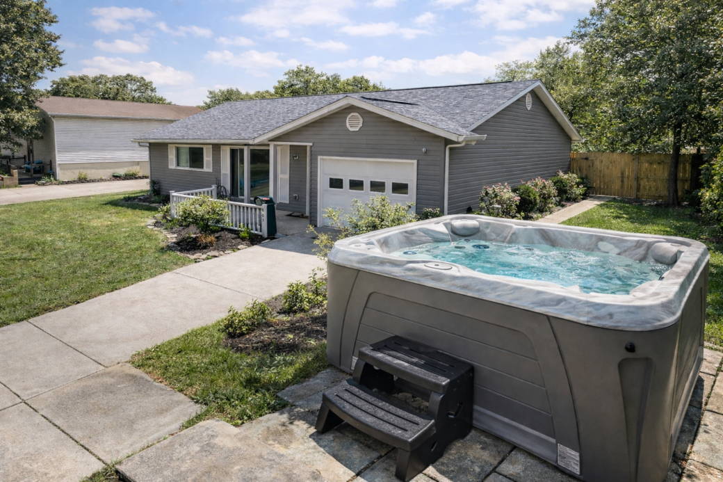 Fenchurch - Relax at this 2 bedroom double king ranch with a 5-person hot tub