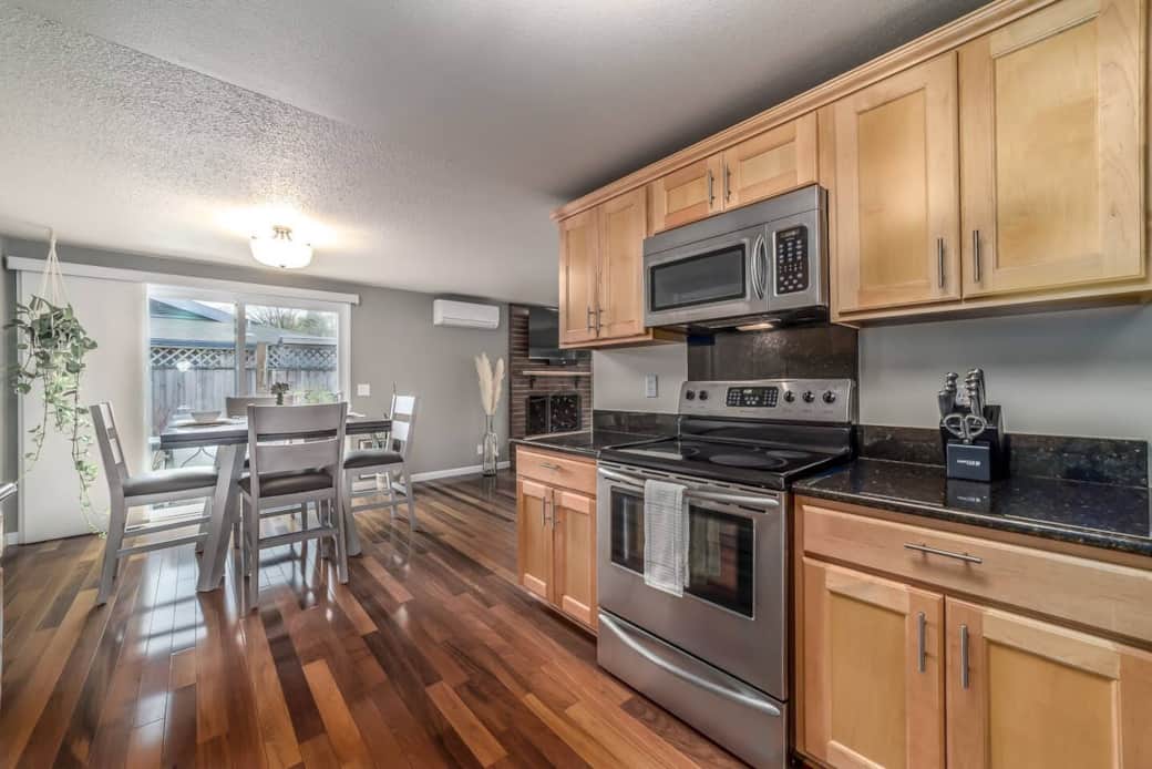 Kitchen and dining room combo. Fridgeaire range and oven with convection bake. Dining room table. Kitchen and dining room combo. Fridgeaire range and oven with convection bake. Dining room table.