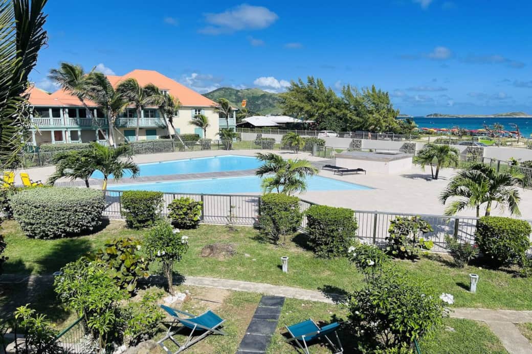 View of the pool and beach at Orient Bay Maison Caraïbes 