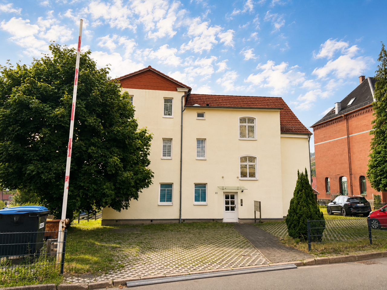 Vorderseite mit Parkfläche