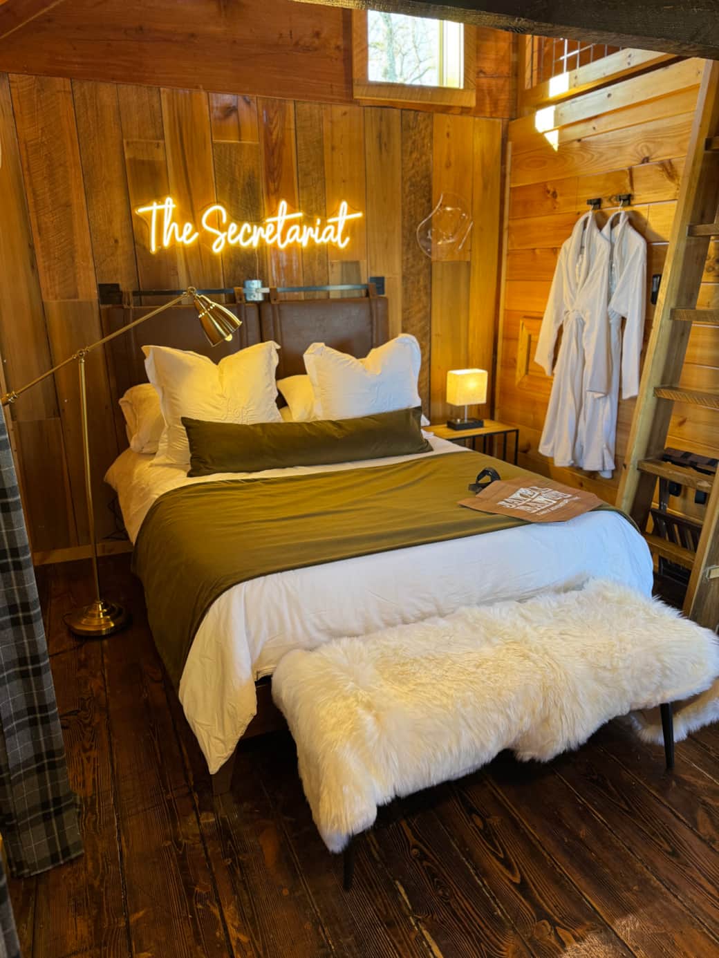 Main floor - Queen Bed Main floor - Queen Bed