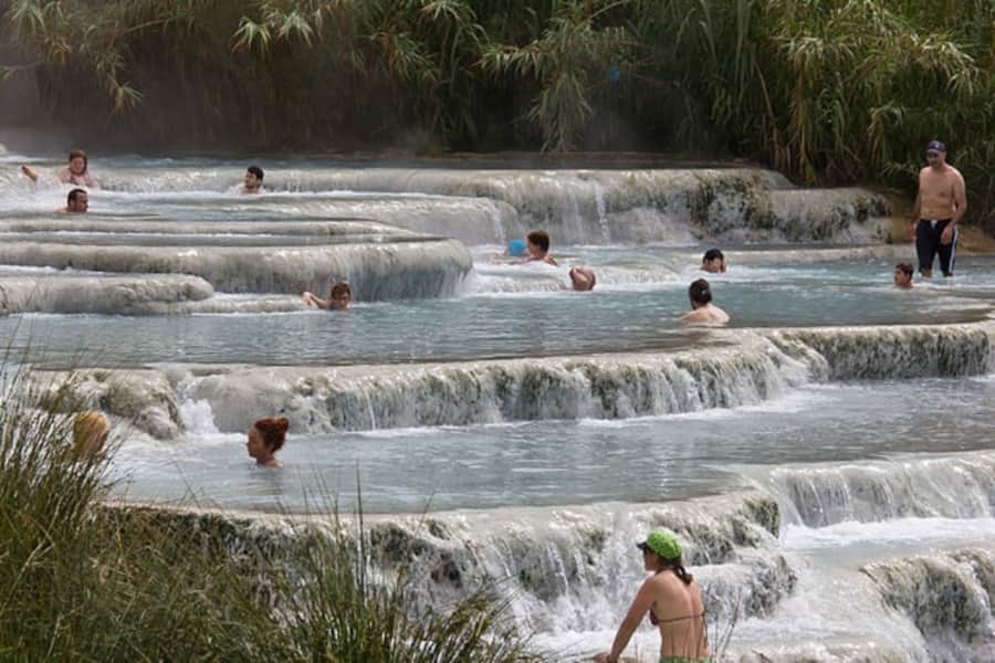 Bassins d’eau thermale naturelle des Cascate del Mulino près de Saturnia, avec des terrasses de calcaire blanc remplies d’une eau thermale claire