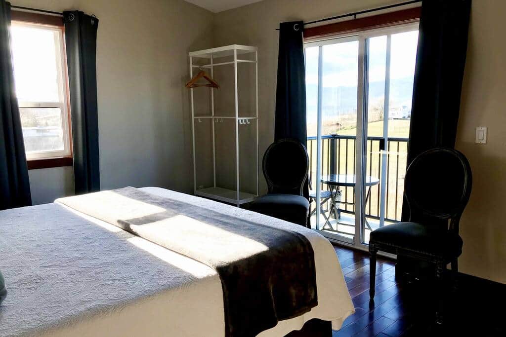 Room 2 (Accommodate up to 2 guests sharing a king-size bed) Room 2 (Accommodate up to 2 guests sharing a king-size bed)