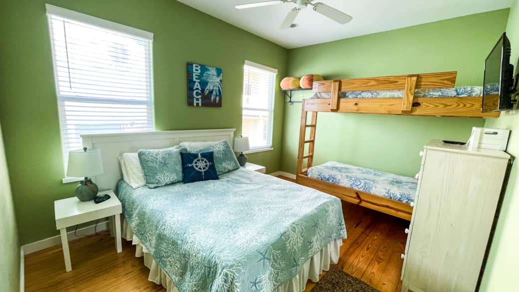 Seabed room - Floor 2 Queen and bunk beds with ensuite. Seabed room - Floor 2 Queen and bunk beds with ensuite.
