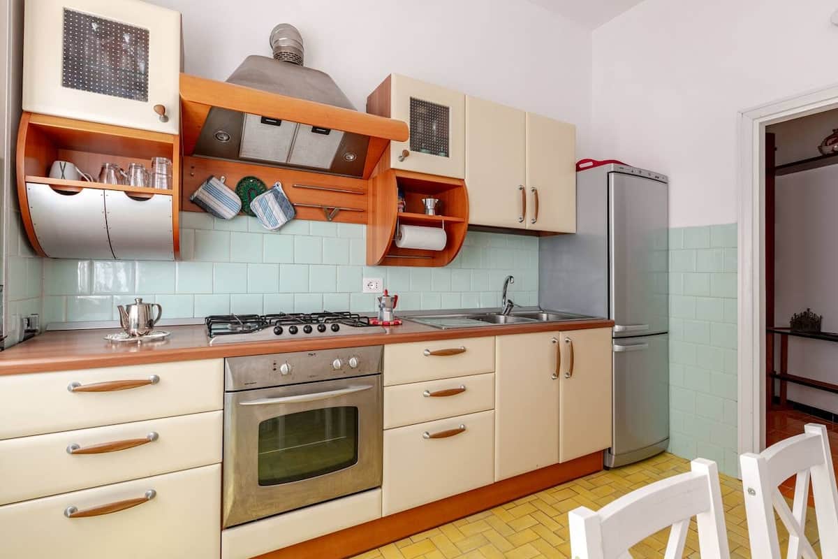 Cucina completamente attrezzata.