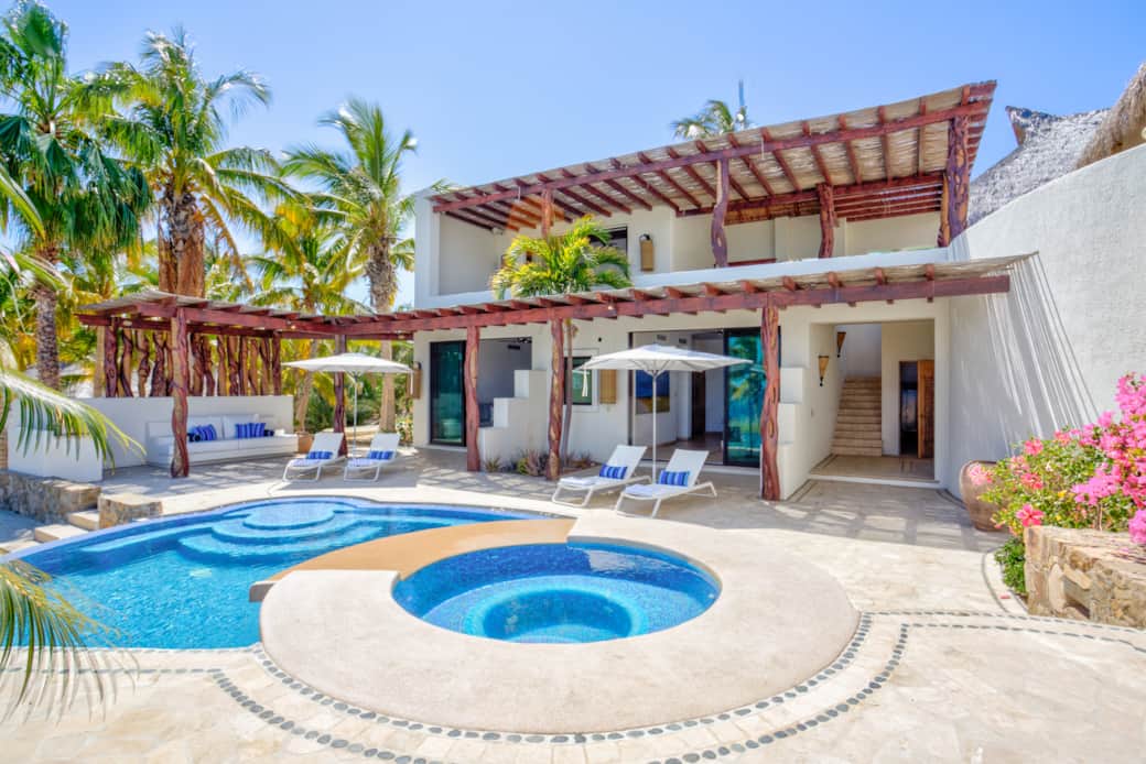Front & pool Front & pool