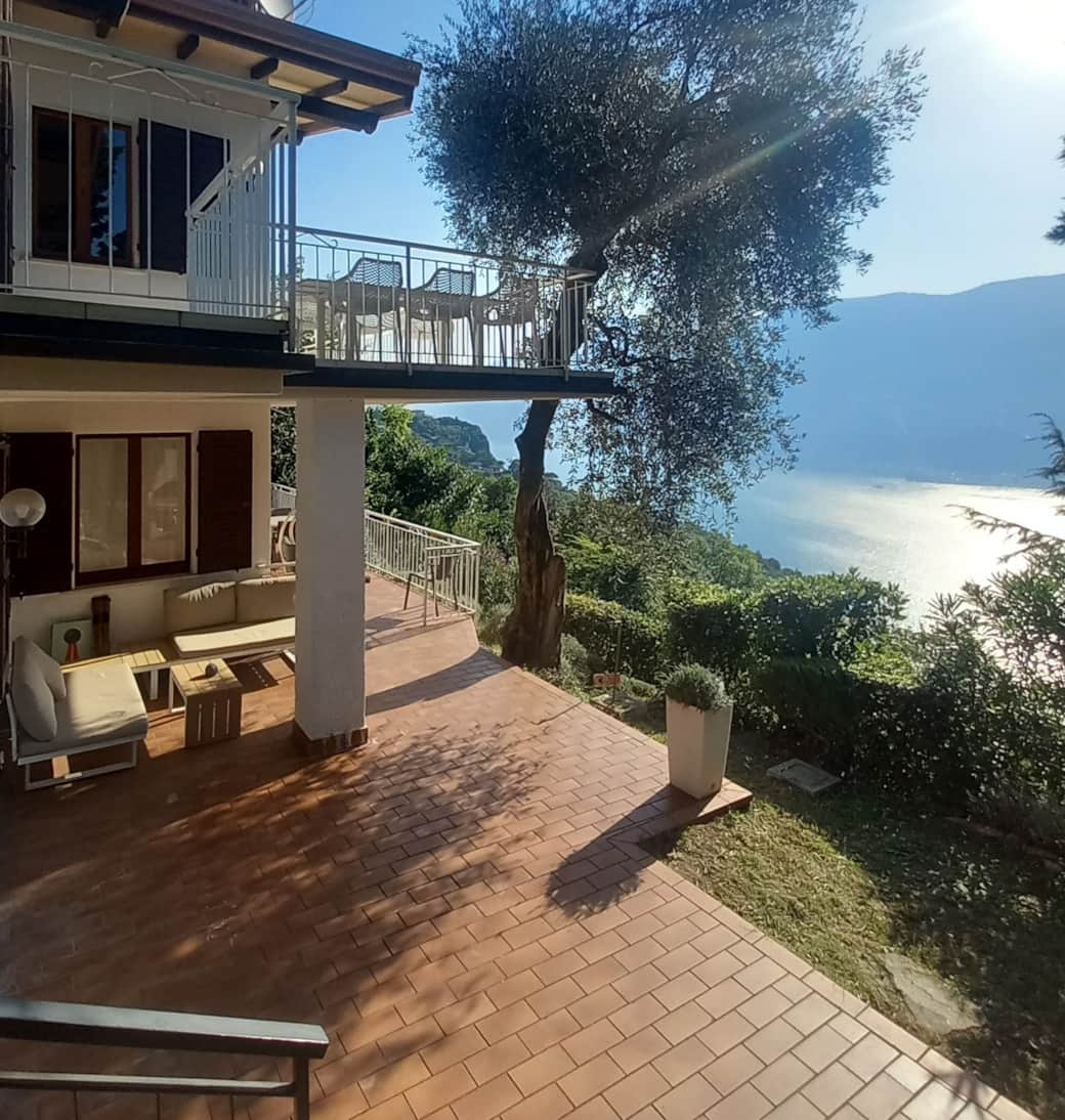 House with lounge and lake view