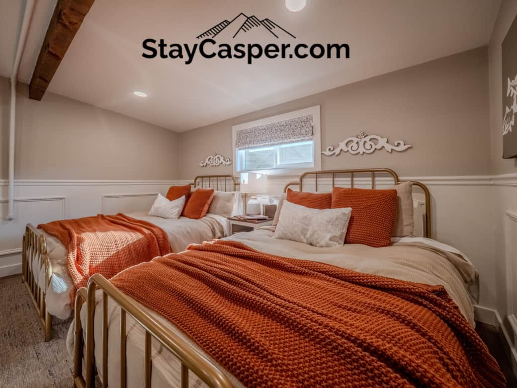 StayCasper+Bedroom 3 w/ 2 double beds 