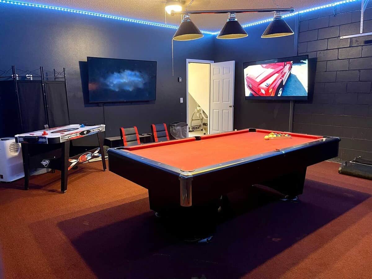 Updated newly renovated garage with Xbox, 2 TVs, pool table and air hockey