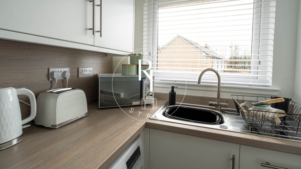 Fully Equipped Kitchen, including washing machine, fridge freezer 