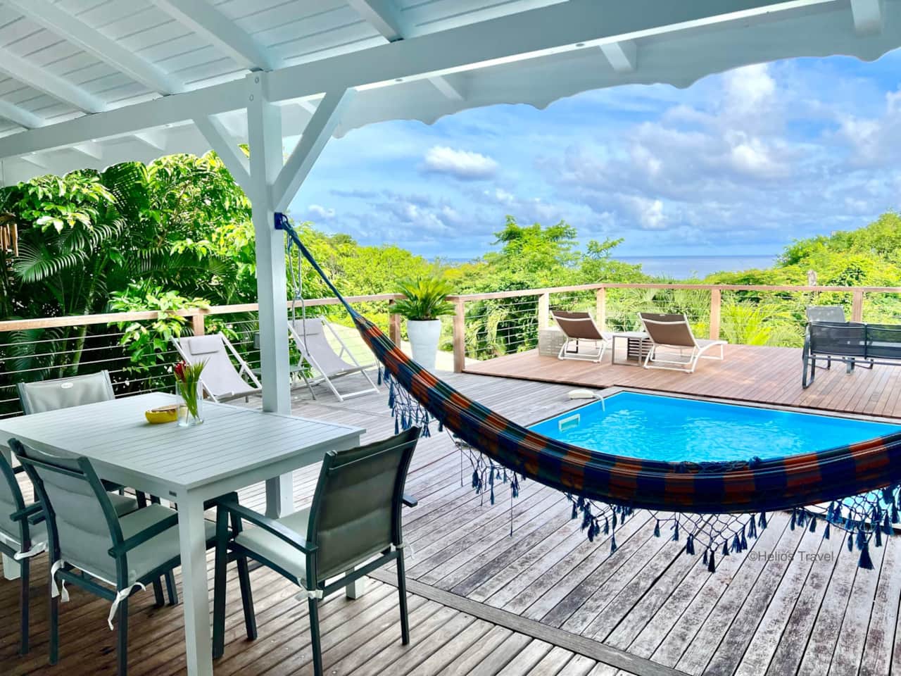 La terrasse abritée et le coin repas avec vue mer de la Case Coco
