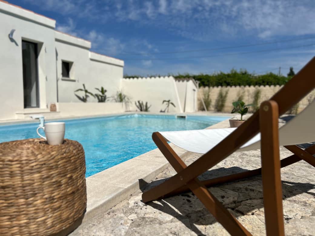 Détente au bord de la piscine 