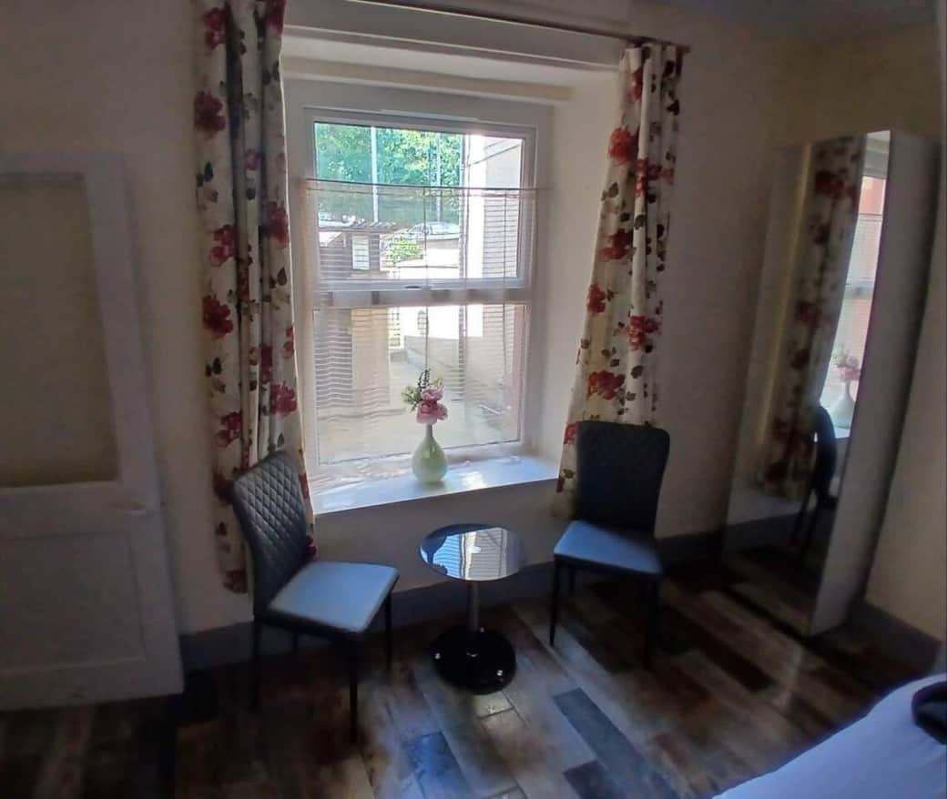 Bedroom 3 sitting area/ mirrored ardrobe