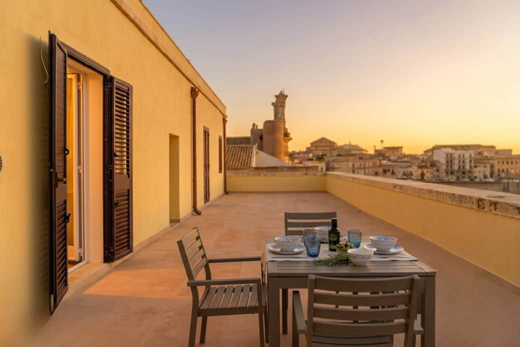 Il cuore della casa: uno spazio esclusivo dove l'orizzonte blu incontra il cielo. Goditi la privacy totale di un attico affacciato sul mare, unico nel suo genere a Siracusa. Il cuore della casa: uno spazio esclusivo dove l'orizzonte blu incontra il cielo. Goditi la privacy totale di un attico affacciato sul mare, unico nel suo genere a Siracusa.